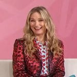 Jennifer Nettles’ blue lip print blouse and metallic blazer on Sherri