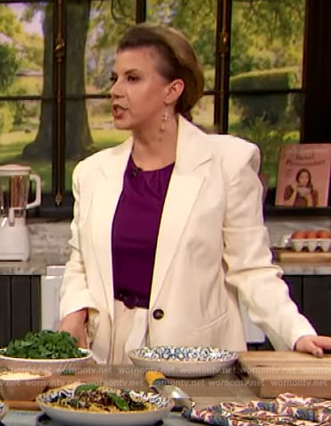 Jodie Sweetin’s white blazer on The Drew Barrymore Show