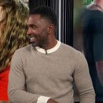 Justin’s beige contrast stripe sweater on E! News