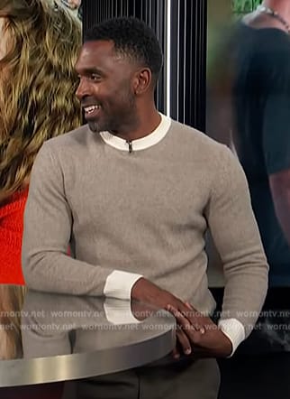 Justin’s beige contrast stripe sweater on E! News