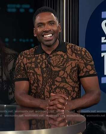 Justin's brown floral print polo on E! News