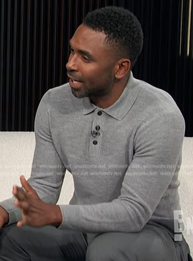 Justin’s gray textured long sleeve polo on E! News