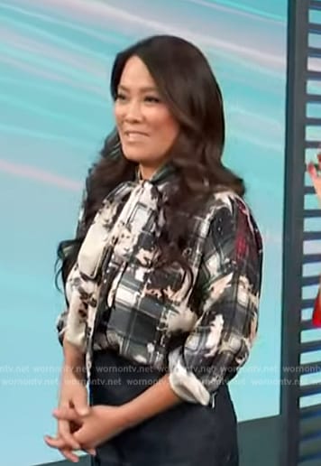 Sandra Lee's printed tie neck blosue on Access Hollywood