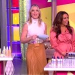 Sara’s beige pleated skirt on The View