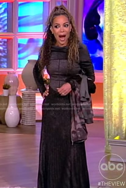 Sunny's black velvet dress on The View