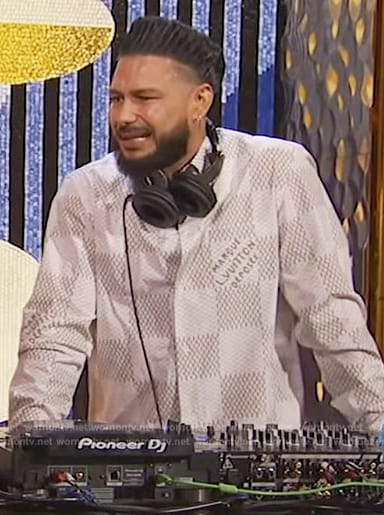 DJ Pauly D’s gray check shirt on Live with Kelly and Mark