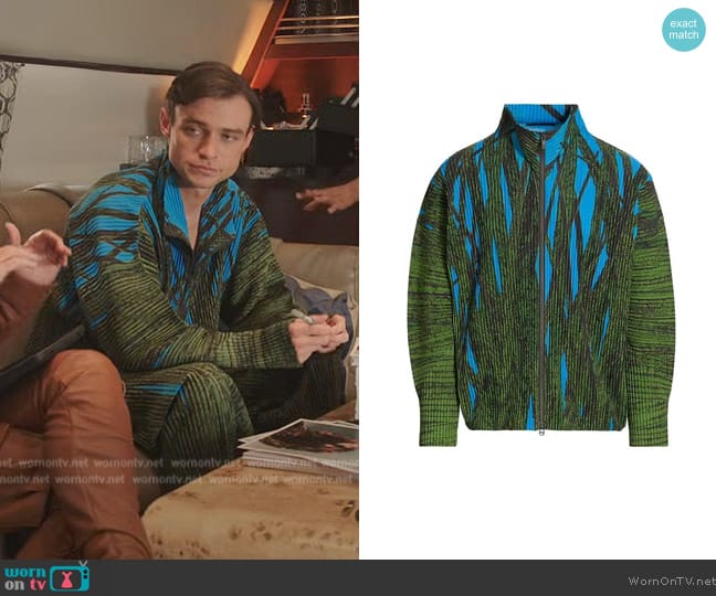 Homme Plisse Issey Miyake Flowers and Vases Grass Field Plisse Jacket worn by Thomas Doherty (Thomas Doherty) on Girls5eva