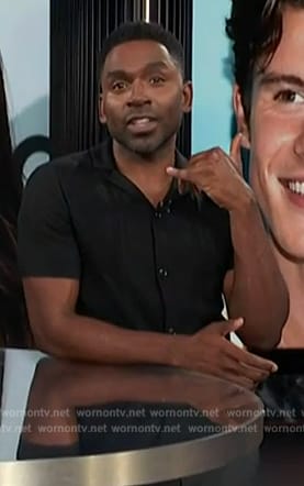 Justin’s black button down shirt on E! News