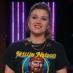 Kelly’s black Willie Nelson graphic tee on The Kelly Clarkson Show