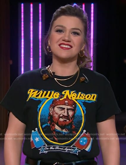 Kelly's black Willie Nelson graphic tee on The Kelly Clarkson Show