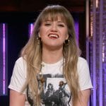 Kelly Clarkson’s pink floyd graphic tee on The Kelly Clarkson Show