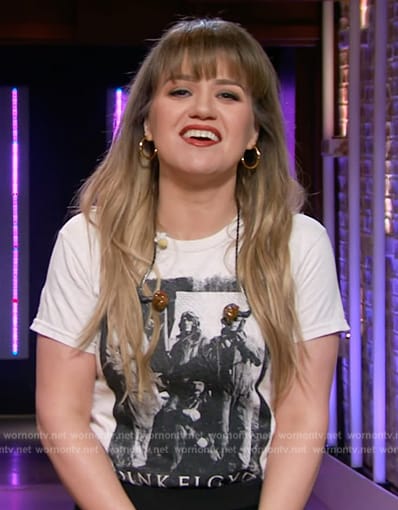 Kelly Clarkson’s pink floyd graphic tee on The Kelly Clarkson Show