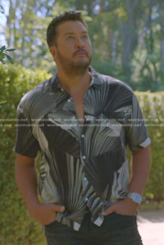 Luke Bryan's black leaf print shirt on American Idol