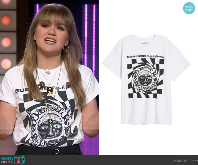 Merch Traffic Sublime Graphic T-shirt worn by Kelly Clarkson on The Kelly Clarkson Show