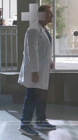 Owen Hunt’s blue sneakers on Greys Anatomy