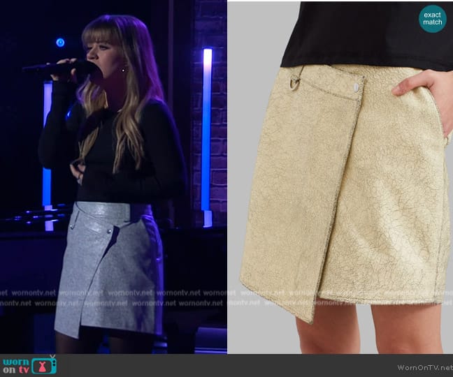 The Frankie Shop Crackled Vintage Mini Skirt worn by Kelly Clarkson on The Kelly Clarkson Show