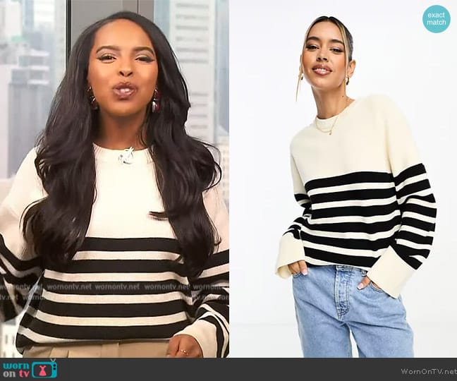 NA-KD Round neck striped sweater in white and black worn by Mona Kosar Abdi on Extra