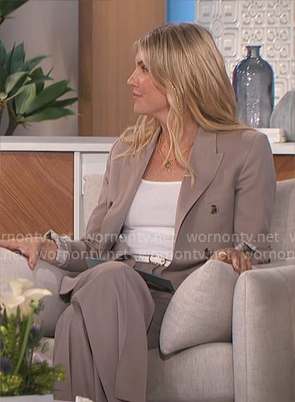 Amanda’s taupe suit on The Talk