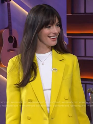 Anne Hathaway's yellow double breasted blazer on The Kelly Clarkson Show