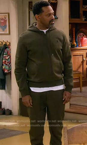 Bennie’s green hoodie and sweatpants on The Upshaws