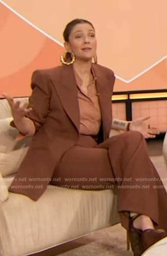 Drew's brown suit and pink blouse on The Drew Barrymore Show