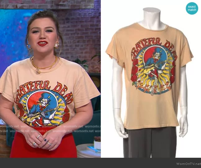 Madworn Graphic Print Tee worn by Kelly Clarkson on The Kelly Clarkson Show