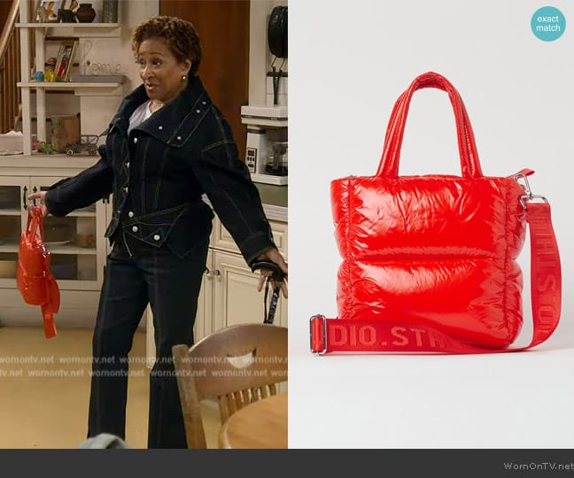 H&M Padded Shopper with Shoulder Strap worn by Lucretia Turner (Wanda Sykes) on The Upshaws