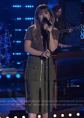 Kelly’s green utility pocket skirt on The Kelly Clarkson Show