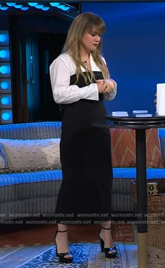 Kelly’s two-tone maxi dress on The Kelly Clarkson Show