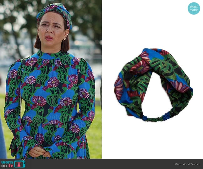 La DoubleJ Pinup Headband in Gerber worn by Molly Novak (Maya Rudolph) on Loot