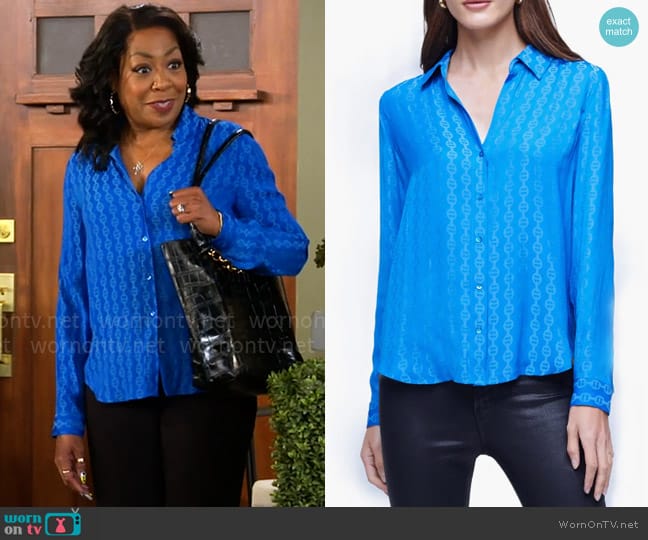 WornOnTV: Tina’s blue chain print button down top and black tote bag on ...