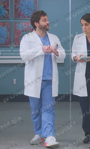 Levi Schmitt’s white sneakaers on Greys Anatomy