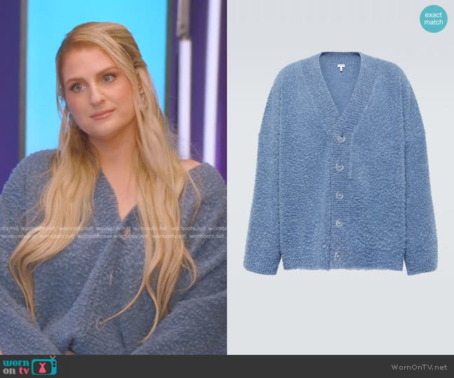 Meghan Trainor’s blue oversized cardigan on American Idol