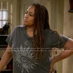 Regina’s grey sun and moon print tee on The Upshaws