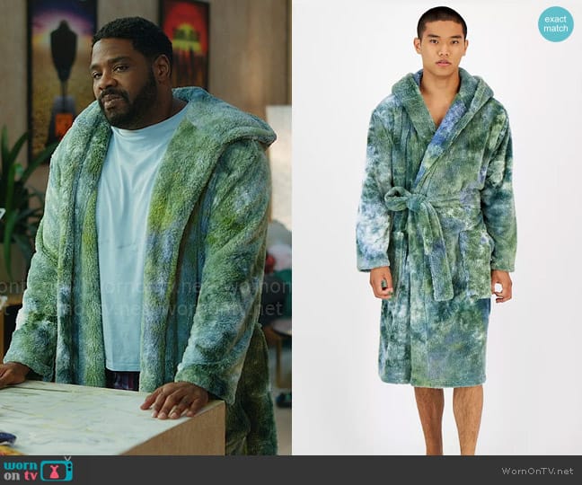 Sun + Stone Tie-Dyed Hooded Fleece Robe worn by Howard (Ron Funches) on Loot