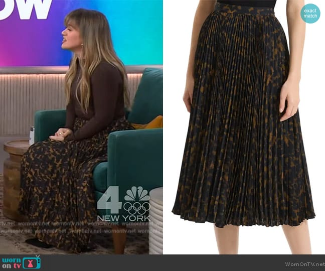 WornOnTV: Kelly’s green utility pocket skirt on The Kelly Clarkson Show ...