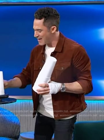 Justin Willman’s brown corduroy jacket on The Kelly Clarkson Show