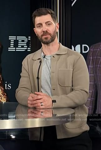 Will Marfuggi’s gray contrast cardigan on E! News