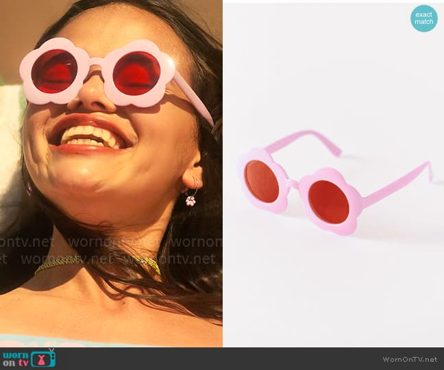 Urban Outfitters Bloom Flower Round Sunglasses worn by Minnie 'Mouse' Honrada (Malia Pyles) on Pretty Little Liars Original Sin