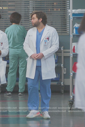 Levi Schmitt's white sneakaers on Greys Anatomy