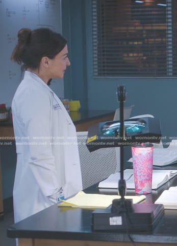 Amelia's pink print tumbler on Greys Anatomy