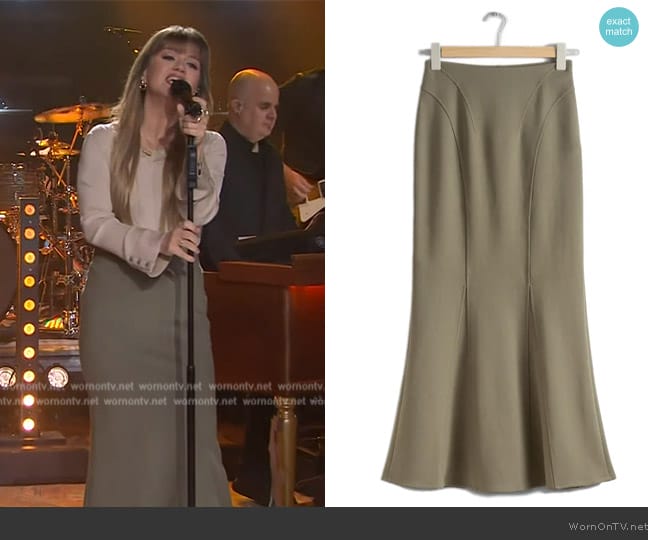 & Other Stories Fluted Maxi Skirt worn by Kelly Clarkson on The Kelly Clarkson Show