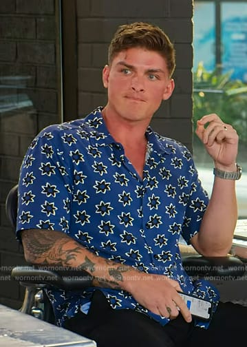 Austin’s blue star print shirt on Selling the OC