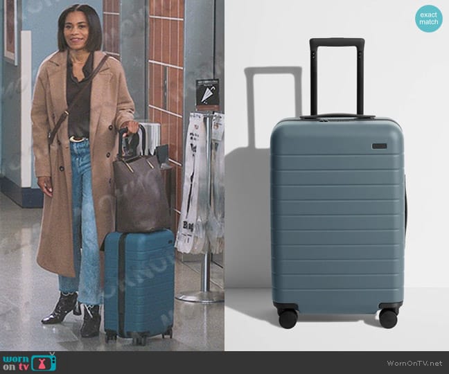 Away The Bigger Carry-On in Coast Blue worn by Maggie Pierce (Kelly McCreary) on Greys Anatomy