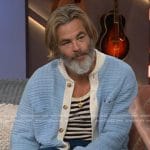 Chris Pine's blue knit cardigan on The Kelly Clarkson Show