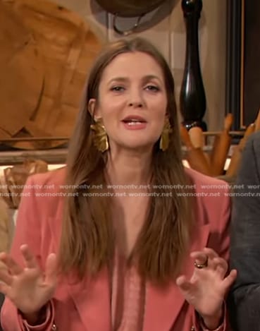 Drew’s gold ginkgo leaf earrings on The Drew Barrymore Show