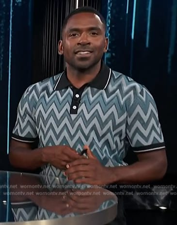 Justin's blue zig-zag print polo on E! News