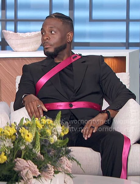 Kel Mitchell's black and pink suit on The Talk