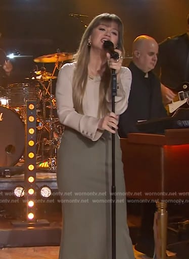 Kelly's khaki midi skirt on The Kelly Clarkson Show