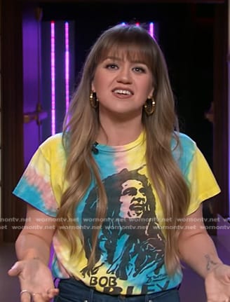 Kelly's Bob Marley print tee on The Kelly Clarkson Show